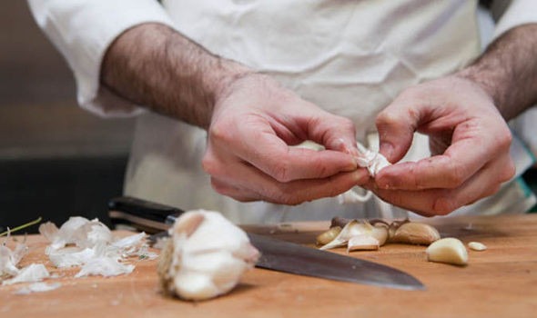 7. Vài điều cần cân nhắc Tuy nhiên, chúng ta vẫn có vài điều cần nhớ về loại thực phẩm này. Tỏi được biết đến với tác dụng hạ đường huyết. Nhưng nếu bạn bị tiểu đường, ăn tỏi có thể làm giảm lượng đường trong máu của bạn quá nhiều. Nếu bạn bị huyết áp thấp, tác dụng hạ huyết áp của tỏi cũng có thể làm giảm huyết áp của bạn.