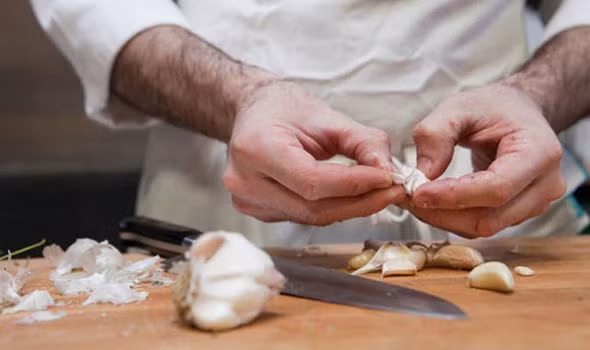 7. Vài điều cần cân nhắc Tuy nhiên, chúng ta vẫn có vài điều cần nhớ về loại thực phẩm này. Tỏi được biết đến với tác dụng hạ đường huyết. Nhưng nếu bạn bị tiểu đường, ăn tỏi có thể làm giảm lượng đường trong máu của bạn quá nhiều. Nếu bạn bị huyết áp thấp, tác dụng hạ huyết áp của tỏi cũng có thể làm giảm huyết áp của bạn.