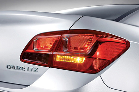 Cụm đèn hậu nổi bật dạng khối chia làm hai phần đối xứng, đi kèm là đèn xi-nhan tích hợp ngay bên trong, một phần nối liền với nắp ca-pô sau.