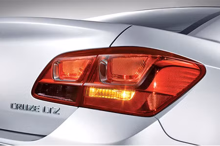 Cụm đèn hậu nổi bật dạng khối chia làm hai phần đối xứng, đi kèm là đèn xi-nhan tích hợp ngay bên trong, một phần nối liền với nắp ca-pô sau.