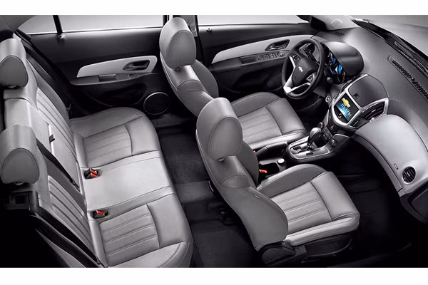 Không gian hành khách nổi bật với hàng ghế sau có khả năng gập tỷ lệ 60:40 tăng kích thước khoang chứa đồ, dàn âm thanh 6 loa, nút mở cốp xe và nút khóa cửa trung tâm tạo sự tiện lợi trên xe.