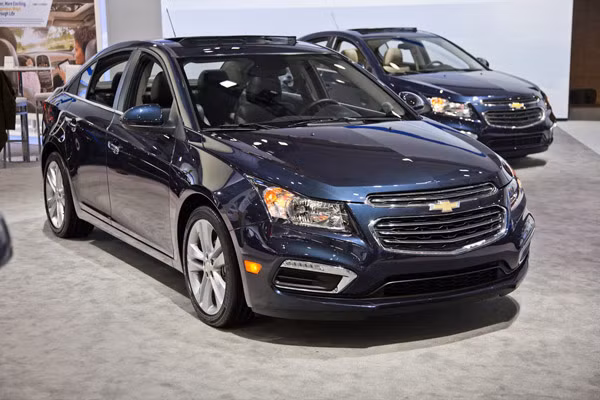 Chevrolet Cruze 2016 sẽ bao gồm có 4 màu sắc cho khách hàng lựa chọn gồm: Trắng, Đỏ, Bạc và Đen của Cruze và một màu mới Pepper Dust (Nâu hoàng kim). Hiện giá bán của bản LT 589 triệu đồng và 699 triệu đồng cho phiên bản LTZ.