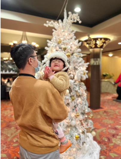 Trải qua vô vàn những điều tồi tệ, cũng như những di chứng do axit để lại đã khiến bản thân anh Nghiêm mặc cảm vô cùng. Thế nhưng, sự chào đời của Chloe - kết quả tình yêu 10 năm của anh Nghiêm và vợ trong thời gian đang phải điều trị và tập vật lý trị liệu đã phần nào chữa lành những vết thương về tâm hồn và thể xác cho ông bố trẻ.