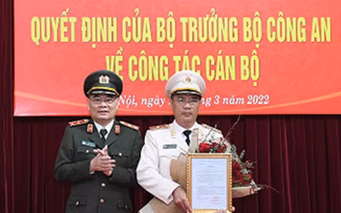 Tại buổi lễ, Trung tướng Tô Ân Xô - Chánh Văn phòng Bộ Công an đã trao quyết định của Bộ trưởng Bộ Công an về việc điều động Thiếu tướng Cao Đăng Hưng, Phó Giám đốc Công an TP.HCM đến nhận công tác và bổ nhiệm giữ chức vụ Phó Chánh Văn phòng Bộ Công an. 