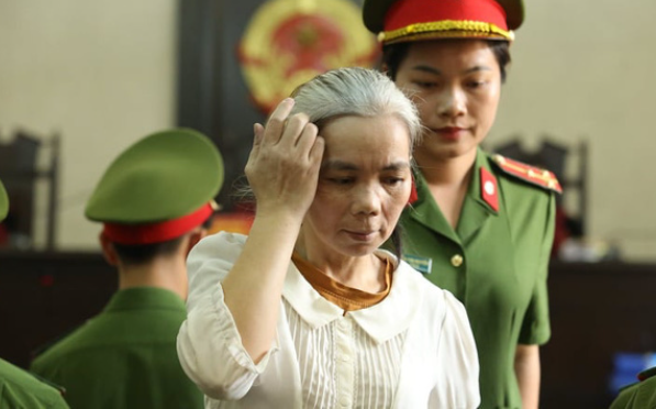 Cục Thi hành án dân sự Điện Biên dự định sẽ bàn giao ngôi nhà trên cho Bùi Thị Kim Thu vào sáng 10/3. Tuy nhiên, việc bàn giao nhà sáng nay đã bị hoãn lại do người được Bùi Văn Công ủy quyền không có mặt.