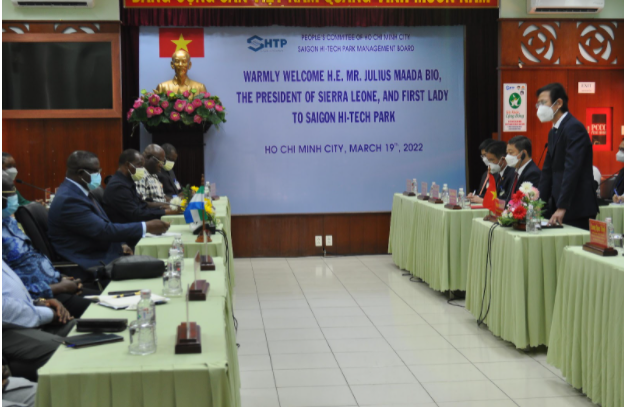 Tong thong Sierra Leone tham khu cong nghe cao TP HCM