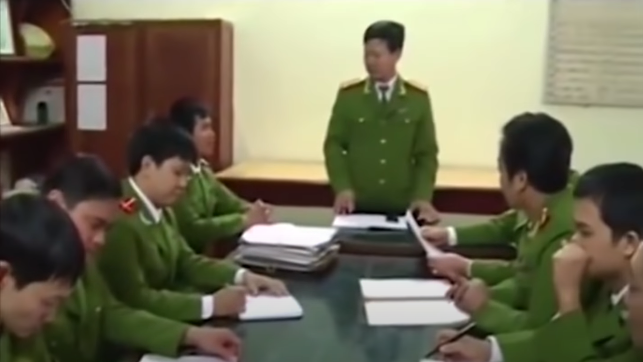 Liệu hung thủ là ai, có mâu thuẫn, thù tức gì với nạn nhân mà ra tay tàn độc như vậy... là những câu hỏi làm "đau đầu" điều tra viên. Ban chuyên án nghi ngờ hung thủ là người thân quen, bởi chỉ họ mới có thể biết được thời điểm bà L. ở nhà một mình để ra tay.