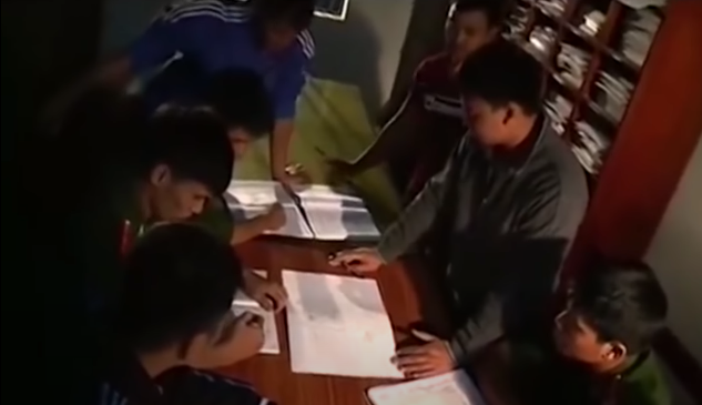 Lấy lời khai những người nghi vấn, Công an được cung cấp thông tin, trưa 19/11/2009, ông N. đón một người cháu tới chơi. Trong bữa cơm, vị khách hỏi vay tiền chủ nhà. Người hàng xóm tên Lê Trung Sơn (22 tuổi) sang hút thuốc lào đã chứng kiến việc này.