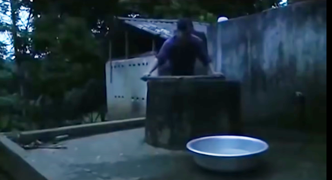 Sơn ra giếng nơi bà L. đang vo gạo, doạ nạt bắt đi vào chỉ chỗ cất tiền. Khi bị từ chối, anh ta cầm gạch đập vào đầu. Sợ nạn nhân hô hoán, anh ta dùng gây bạch đàn tấn công, mở nắp giếng vứt thi thể.... Để tạo chứng cứ ngoại phạm, Sơn về nhà xin bố 20.000 đồng, sau đó sang nhà vợ sắp cưới chơi.