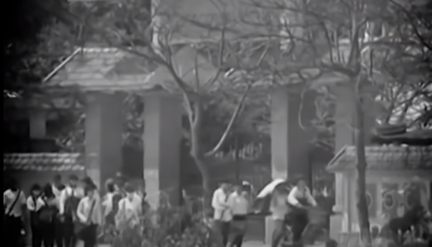 Tình cảm của Linh và Hùng chấm dứt khi có sự xuất hiện của chị Nhung. Luôn nghĩ chị Nhung đã cướp người yêu của mình, Linh ghen tuông và nhiều lần tìm đánh Nhung khiến chị này phải bỏ học từ giữa năm lớp 10.