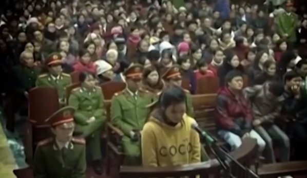 Tại phiên tòa xử lưu động ngày 13/1/2012, Linh cũng khẳng định, một mình Linh gây ra án mạng kinh hoàng này: “Vì chị Nhung kêu la to quá nên bị cáo đã dùng đục đâm liên tiếp 95 nhát. Khi chị Nhung đang còn rên rỉ thì bị cáo lấy 2 cái nhẫn, một chiếc bông tai và một điện thoại di động rồi về nhà rửa tay, giấu đục”, bị cáo khai trước tòa.