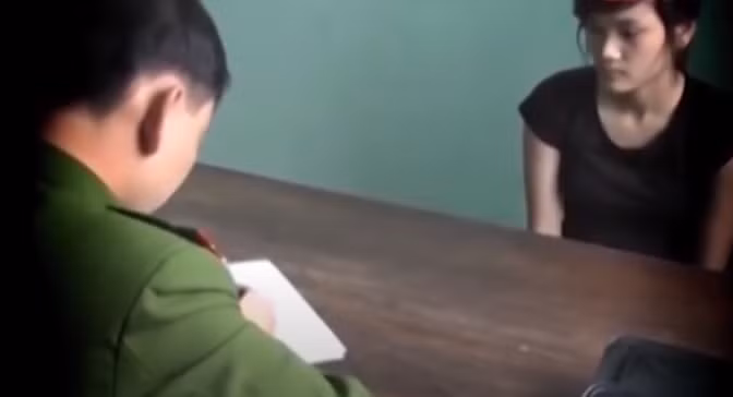 Linh khai tại cơ quan Công an, trước khi xảy ra vụ việc khoảng 1 tuần, Linh mua một sim điện thoại nhắn tin cho chị Nhung và xưng là Tường Vy - một người bạn thân đã lâu không gặp - hẹn tại một quán cà phê.