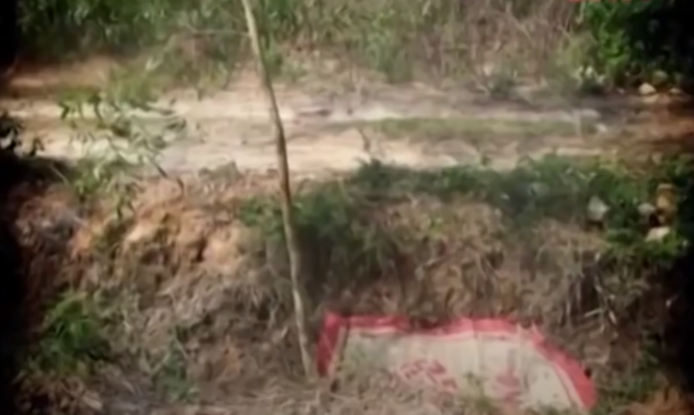 Theo hồ sơ vụ án, đêm 22/10/2011, vụ án mạng đặc biệt nghiêm trọng đã xảy ra tại khu vực đồi 95, thôn Đại Nam 3, xã Đại Trạch, Quảng Bình. Nạn nhân được xác định là chị Nguyễn Thị Mỹ Nhung (SN 1993, trú tại tiều khu 2, thị trấn Hoàn Lão, huyện Bố Trạch) đang mang bầu 8 tháng.