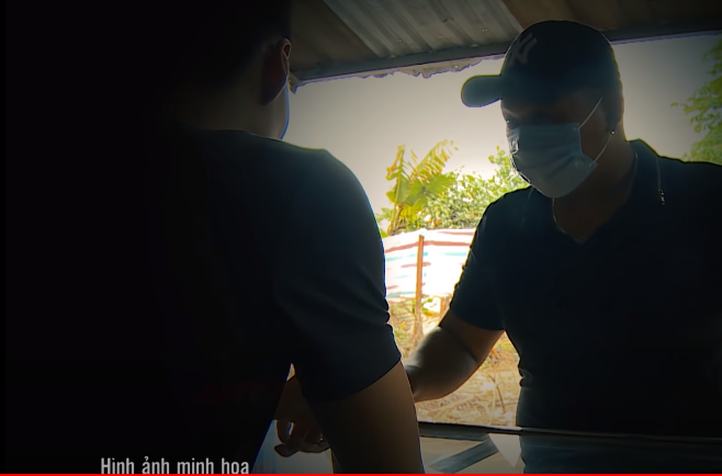 Khoảng 8h ngày 3/2/2008 (26 Tết âm lịch) biết ông Trung ở nhà một mình, Dương đi xe đến nhà nạn nhân, trước khi đi, đối tượng mang theo đoạn gậy gỗ dùng làm phương tiện gây án. Khi Dương đến nhà thì ông Trung đang ngồi uống nước tại bàn. Sau khi chào hỏi, đối tượng hỏi mua một chiếc nhẫn bạc nhưng khi đeo thử nhẫn không vừa tay. Dương bảo ông Trung sửa lại chiếc nhẫn...