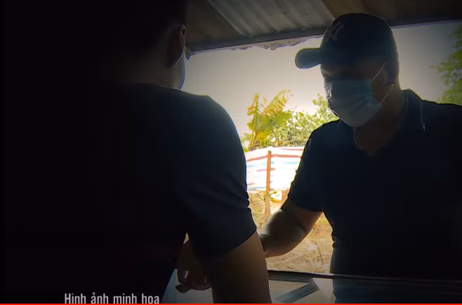 Khoảng 8h ngày 3/2/2008 (26 Tết âm lịch) biết ông Trung ở nhà một mình, Dương đi xe đến nhà nạn nhân, trước khi đi, đối tượng mang theo đoạn gậy gỗ dùng làm phương tiện gây án. Khi Dương đến nhà thì ông Trung đang ngồi uống nước tại bàn. Sau khi chào hỏi, đối tượng hỏi mua một chiếc nhẫn bạc nhưng khi đeo thử nhẫn không vừa tay. Dương bảo ông Trung sửa lại chiếc nhẫn...