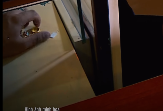 Sau đó, Dương dùng chiếc gậy, đập vào mặt kính của hai tủ đựng vàng rồi lấy vàng bỏ vào túi quần, đối tượng đi xe ô tô ra Yên Bái, vứt chiếc gậy xuống sông. Số vàng cướp được, đối tượng bán làm nhiều lần, được tổng số tiền gần 200 triệu đồng và sử dụng ăn chơi và ma túy hết số tiền trên.