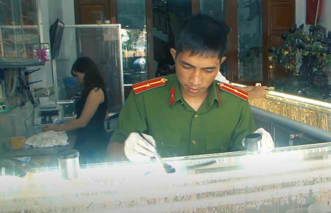 Nạn nhân là ông Nguyễn Quang Trung (SN 1951), một hộ độc thân. Sau khi cướp đi mạng sống của ông Trung, kẻ thủ ác đã đập vỡ hai tủ kính của quầy hàng, lấy đi một số đồ trang sức bằng vàng.