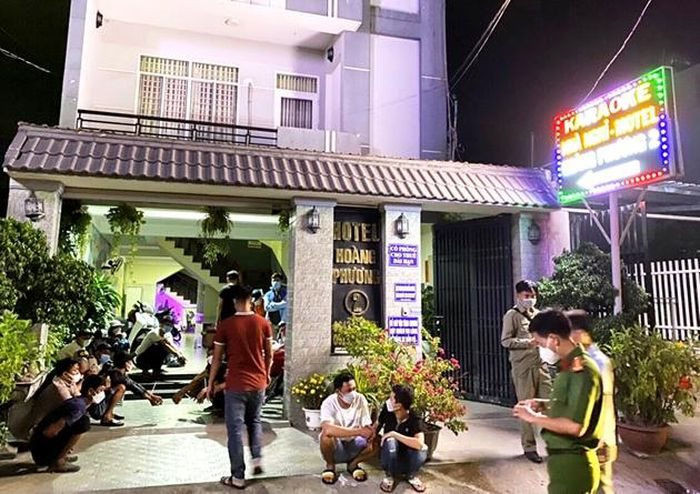  32 nam, nữ thanh niên sử dụng trái phép chất ma túy trong quán karaoke: Rạng sáng 15/3, Công an thị xã Phú Mỹ, Bà Rịa Vũng Tàu tiến hành kiểm tra hành chính quán karaoke Hoàng Phương 2, tại phường Mỹ Xuân. Quá trình kiểm tra, lực lượng chức năng bắt quả tang 32 đối tượng (gồm 22 nam và 10 nữ) có hành vi sử dụng trái phép chất ma túy.