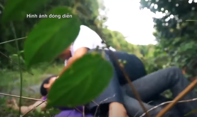 Khoảng 9h30 sáng 26/1, Tám từ nhà trọ ở phường Bình Chuẩn, TX Thuận An chạy xe mô tô đến trước Tỉnh lộ 10, phường Tân Tạo, quận Bình Tân đón Hoa. Trên đường đi, Tám vạch ra kế hoạch “xử” người yêu. Tám vào tiệm tạm hóa mua can nhựa 12.000 đồng rồi đến cây xăng đổ 4 lít để “phòng hết xăng giữa đường”.