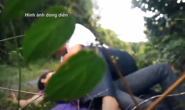 Khoảng 9h30 sáng 26/1, Tám từ nhà trọ ở phường Bình Chuẩn, TX Thuận An chạy xe mô tô đến trước Tỉnh lộ 10, phường Tân Tạo, quận Bình Tân đón Hoa. Trên đường đi, Tám vạch ra kế hoạch “xử” người yêu. Tám vào tiệm tạm hóa mua can nhựa 12.000 đồng rồi đến cây xăng đổ 4 lít để “phòng hết xăng giữa đường”.