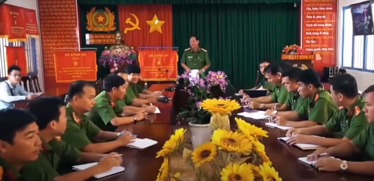 Các trinh sát dày dặn kinh nghiệm được toả đi xác minh làm rõ nhân thân, lai lịch, mối quan hệ của nạn nhân Bùi Thị Hoa, quy luật sinh hoạt, đi lại; xác minh những người có quan hệ với nạn nhân, trong đó tập trung vào các đối tượng đã liên lạc với nạn nhân trước khi bị sát hại, nhất là bạn trai, người tình của nạn nhân.