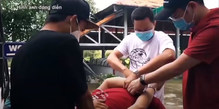 Tám thừa nhận đã cùng chị Hoa đến nhà nghỉ (gần nhà trọ của Hoa) “tâm sự” đêm 19/1/2012. Sau khi làm rõ, xác định Tám là hung thủ, Cơ quan CSĐT Công an tỉnh Long An phối hợp với CA tỉnh Bình Dương bắt giữ Tám khi đang chạy xe trên đường Thủ Khoa Huân, phường Bình Chuẩn, thị xã Thuận An lúc 7h sáng 9/4/2012.