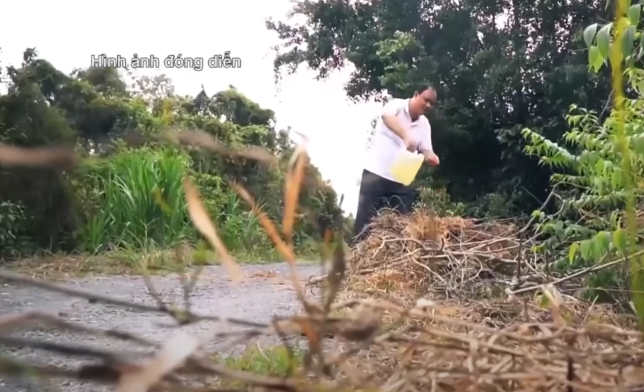 Xe chạy đến khu du lịch sinh thái khoảng 14h30, Tám cùng Hoa vào bên trong “tâm sự”. Chưa tới 20 phút Tám đưa Hoa trở ra ngoài rồi chạy xe vào một con đường nhỏ làm bờ đê khu du lịch tiếp tục “tâm sự”. Tám hăm dọa nếu Hoa làm phiền thì y sẽ giết chết! Thấy Hoa tỏ thái độ thách thức, Tám xông tới bóp cổ đè Hoa xuống đất cho đến khi bất động.