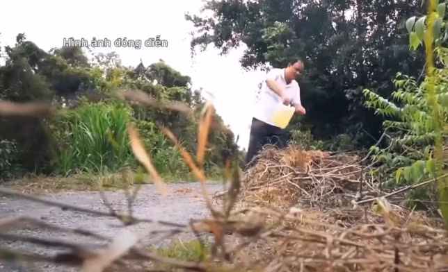 Xe chạy đến khu du lịch sinh thái khoảng 14h30, Tám cùng Hoa vào bên trong “tâm sự”. Chưa tới 20 phút Tám đưa Hoa trở ra ngoài rồi chạy xe vào một con đường nhỏ làm bờ đê khu du lịch tiếp tục “tâm sự”. Tám hăm dọa nếu Hoa làm phiền thì y sẽ giết chết! Thấy Hoa tỏ thái độ thách thức, Tám xông tới bóp cổ đè Hoa xuống đất cho đến khi bất động.