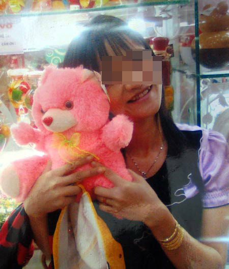 Dù đã có vợ và con gái đã 15 tuổi nhưng Trình Văn Tám vẫn thích “trăng hoa”. Qua chuyên mục “tìm bạn bốn phương” trên đài phát thanh, Tám muốn tìm người “tâm sự” và đã quen với chị Hoa vào tháng 7/2011. Lúc đầu Tám và Hoa chỉ gọi điện, nhắn tin qua lại; đến tháng 12/2011, 2 người cảm thấy “tâm đầu ý hợp” nên đã hẹn gặp nhau.