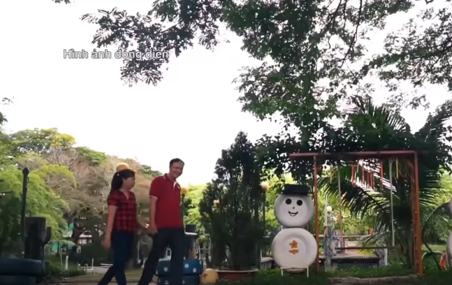 Sau khi tháo 9 chiếc vòng ximen và đôi bông tai bằng vàng, Tám lạnh lùng tưới cả 4 lít xăng lên cơ thể người tình rồi châm lửa đốt. Sau đó y lạnh lùng rời khỏi hiện trường. Tám ung dung chạy xe về An Giang, ghé vào nhà bồ mới tên là Huỳnh Thị Kim D. (SN 1990 ngụ xã Mỹ Hiệp, huyện Chợ Mới, tỉnh An Giang) để ăn ngủ tại đây.