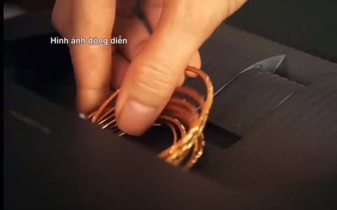 Ngày 27/1/2012, Tám chở D. đi chùa Châu Đốc cầu may! Hung thủ ngủ tại nhà D. thêm một đêm rồi ra chợ Mỹ Hiệp bán số vàng đã cướp của chị Hoa được 8,6 triệu đồng. Có tiền làm “lộ phí”, Tám chạy xe trở về nhà với vợ ở Bình Dương. (Hình ảnh đóng diễn)