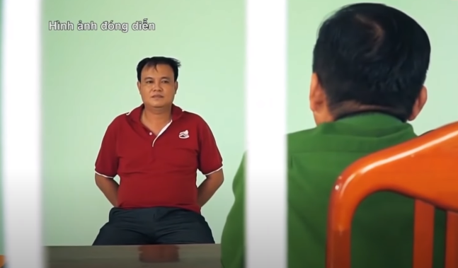 Bị Tám khước từ, Hoa dọa sẽ kể lại với vợ của Tám chuyện “trăng hoa” giữa hai người. Chỉ một lời dọa như thế nhưng Tám đã nổi cơn muốn sát hại Hoa để bịt đầu mối.(Hình ảnh đóng diễn). Ngày 24/1/2012, Tám nhắn tin cho Hoa liên lạc với Tám qua số điện thoại mới.