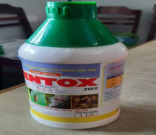  Bố cho con 6 tuổi uống nước ngọt chứa thuốc trừ sâu: Sau khi ly hôn và đánh đập con, vợ ra tòa đòi quyền nuôi con Lê Thạnh Phú (30 tuổi, ngụ phường Phước Thới, quận Ô Môn, TP Cần Thơ) tức giận về pha thuốc trừ sâu vào nước ngọt rồi cho con 6 tuổi uống. Hiện còn cháu bé đang cấp cứu tại bệnh viện. Ngày 19/3, VKSND TP Cần Thơ đã quyết định khởi tố, lệnh bắt tạm giam bị can Phú. 