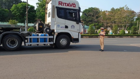  Xe đầu kéo va chạm với xe đạp, người phụ nữ tử vong: Sáng 19/3, tài xế Hà Văn Khắc (43 tuổi, ngụ TP. Đồng Xoài, tỉnh Bình Phước) điều khiển xe đầu kéo khi đến phường Tân Phú, TP Đồng Xoài xảy ra va chạm với xe đạp do một phụ nữ khoảng 60 tuổi điều khiển, đang lưu thông cùng chiều phía trước. Cú va chạm khiến phương tiện bị cuốn vào gầm, nạn nhân tử vong tại chỗ. 