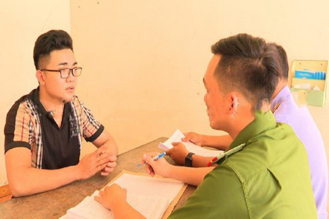  Hàng chục cô gái trẻ bị chăn dắt làm tiếp viên karaoke: Chềnh Tuấn Hưng (19 tuổi) và Lai Phương Nam (21 tuổi, cùng ngụ huyện Định Quán, Đồng Nai) đã lập đường dây nhằm rủ rê hàng chục cô gái trẻ từ các tỉnh về Đồng Nai để làm nhân viên phục vụ tại các quán karaoke để thu tiền "bo". Ngày 10/5, Công an huyện Định Quán, Đồng Nai đã khởi tố bị can, bắt tạm giam Hưng, Nam để điều tra về tội cưỡng đoạt tài sản. (Ảnh đối tượng Hưng)