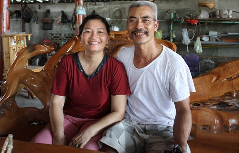 Rồi thế nào mà chị Oanh lại xiêu lòng trước gã giang hồ ngang ngược, bất chấp sự phản đối của gia đình, chị quyết đi bước nữa với anh."Ai nghĩ là cưới ông ấy làm chồng đâu, một con người nhà nước lại đi cưới với kẻ giang hồ. Nhưng cách nói chuyện và khiếu hài hước khiến tôi không kìm nén được tình cảm. Ông ấy còn tuyên bố, tôi là của ông ấy, ai mà léng phéng đến gần ông ấy 'thịt'.