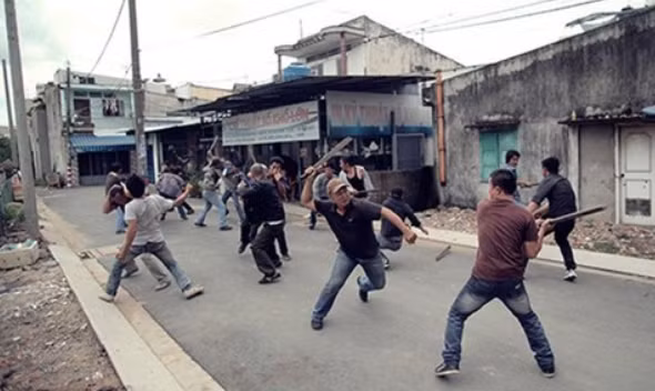 Những chuyện bạn bè đồng lứa làm gì không vừa ý, Sơn sẽ cho "đàn em" đi giải quyết hộ. Để thể hiện bộ mặt "đàn anh", Thế Sơn dính vào ma túy và trở thành con nghiện "có tiếng" trong giới sinh viên đất Phú Thọ bấy giờ. Ngày trở về quê, Sơn tiếp tục lập hội và "xưng hùng, xưng bá", trở thành đại ca nổi tiếng trên đất Diễn Châu. Bên dưới luôn có mấy chục đàn em sẵn sàng "ra tay" sau câu mệnh lệnh của Thế Sơn. Chẳng thế mà chỉ cần có xích mích nhẹ, động chạm đến lòng tự ái là Sơn cho đàn em cầm kiếm đến "xử đẹp". (Ảnh minh hoạ) 