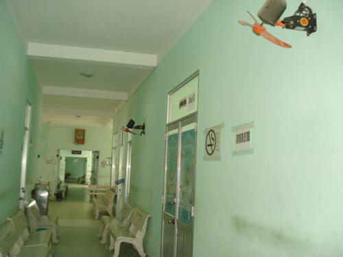 Sau lần đó, người ta thấy Thế Sơn lui tới bệnh viện thường xuyên hơn. Không phải là đến cấp cứu hay đưa người đi cấp cứu, Sơn vào chỉ để trò chuyện ít câu với những cô bác sĩ, trong đó có chị Oanh rồi vội vàng bỏ đi. Mỗi lần như thế, Thế Sơn thể hiện hình ảnh khác hoàn toàn, ăn mặc chỉn chu, ăn nói có duyên và còn tếu táo hài hước. (Ảnh minh hoạ)