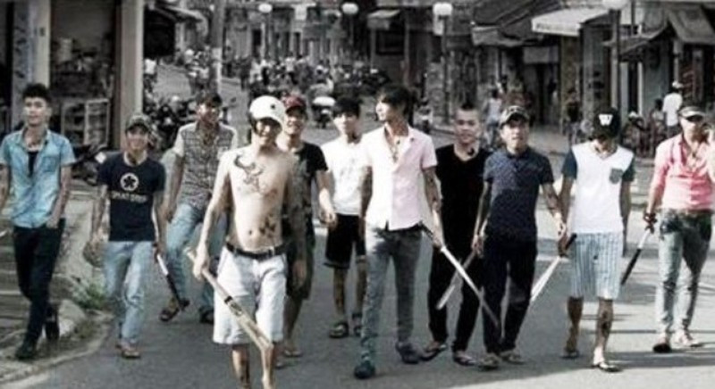 Anh sớm kéo bè, kết đảng với những tay anh chị khét tiếng. Ngày "đóng quân" làm ăn ở đất Thụy Khuê (Tây Hồ), đêm Tuyên lên khu vực chợ Đồng Xuân ăn nhậu, quậy phá. Đầu đội mũ cối, chân đi dép đúc cao su, vận áo bay, quần thụng… Tuyên đi nghênh ngang khắp phố kiếm chuyện gây gổ, đánh nhau khiến người dân buôn bán ở đây ai cũng ngán ngẩm. (Ảnh minh hoạ) 