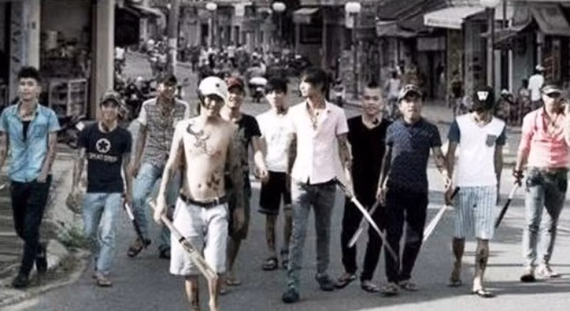 Anh sớm kéo bè, kết đảng với những tay anh chị khét tiếng. Ngày "đóng quân" làm ăn ở đất Thụy Khuê (Tây Hồ), đêm Tuyên lên khu vực chợ Đồng Xuân ăn nhậu, quậy phá. Đầu đội mũ cối, chân đi dép đúc cao su, vận áo bay, quần thụng… Tuyên đi nghênh ngang khắp phố kiếm chuyện gây gổ, đánh nhau khiến người dân buôn bán ở đây ai cũng ngán ngẩm. (Ảnh minh hoạ) 