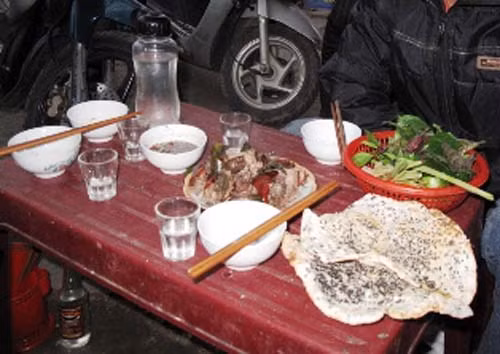 Đầu làng có quán rượu. Đám thanh niên hút sách, rượu chè, cờ bạc, hư hỏng hay tụ tập. Ngày ngày, Tuyên thường ra ngồi nhậu ở đó. Tuyên cứ mình trần, dép lê, ngồi vắt vẻo suốt từ sáng đến tối. Tên nào nói, làm điều chướng tai gai mắt là Tuyên đánh. Tuyên đánh toàn đòn hiểm khiến kẻ trúng đòn đứa thì ngất, kẻ thì lăn lê bò toài. (Ảnh minh hoạ)