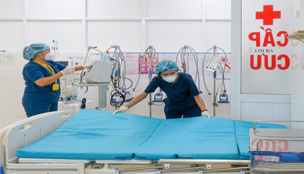 Cho đến một ngày hè năm 2006, Tuyên nhận được tin sét đánh: mẹ bị ung thư gan giai đoạn cuối. Bệnh viện trả về chờ chết. Tuyên tức tốc chạy về nhà. Thấy cảnh mẹ già nằm thoi thóp trên giường trong căn nhà trống hoác, trong Tuyên bỗng trào dâng một niềm thương vô hạn. Trước khi mất, mẹ nắm tay vợ Tuyên trăn trối: “Con ơi! Mẹ biết con làm con dâu mẹ là khổ cả đời. Mẹ mất, thằng Tuyên càng ít về. Nhưng con đừng bỏ đi con nhé. Hãy cố gắng chăm sóc, nuôi nấng các cháu của mẹ nên người”. (Ảnh minh hoạ) 