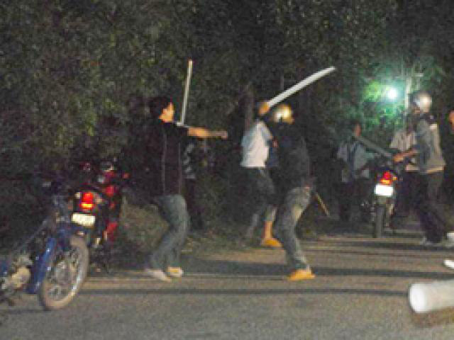 Càng đánh nhiều, Tuyên càng lỳ đòn, các ngón đòn càng độc. Không ăn được Tuyên trong những trận đánh vỗ mặt, nhiều tay chuyển sang đánh lén. Có lần, Tuyên bị nhóm 7 tên đánh úp. Dao, mác chém tứ phía. Tuyên vừa đánh, vừa né, vừa chạy. Máu chảy tóe loe. Hàng chục vết sẹo trắng nhởn trên cằm, trên cổ tay, ở lưng, ở hông… là dấu ấn của những trận đánh kinh hoàng ấy. Vùng vẫy ở Quảng Ninh một thời gian dài cũng thấy chán, Tuyên quyết định hành tẩu lên Hà Nội để thỏa chí giang hồ. (Ảnh minh hoạ)