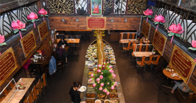 Những ngày đầu mở Nhà hàng chay An Lạc, một số băng nhóm không biết quá khứ khét tiếng của Tuyên, đã đến đòi bảo kê. Tuyên từ tốn giảng giải. Trải nghiệm cuộc đời và lòng từ bi đủ để anh lấy sự tử tế chuyển hóa những cái đầu nóng và nắm đấm. Chính hành trình "quay đầu lại là bờ" ấy của Tuyên đã lay động, thức tỉnh nhiều "anh em xã hội" khác. Noi gương theo Tuyên, nhiều "anh chị" đã buông tay, gác kiếm, sống theo con đường thiện lương. (Ảnh: Tổ Quốc)