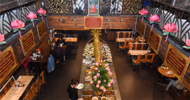 Những ngày đầu mở Nhà hàng chay An Lạc, một số băng nhóm không biết quá khứ khét tiếng của Tuyên, đã đến đòi bảo kê. Tuyên từ tốn giảng giải. Trải nghiệm cuộc đời và lòng từ bi đủ để anh lấy sự tử tế chuyển hóa những cái đầu nóng và nắm đấm. Chính hành trình "quay đầu lại là bờ" ấy của Tuyên đã lay động, thức tỉnh nhiều "anh em xã hội" khác. Noi gương theo Tuyên, nhiều "anh chị" đã buông tay, gác kiếm, sống theo con đường thiện lương. (Ảnh: Tổ Quốc)