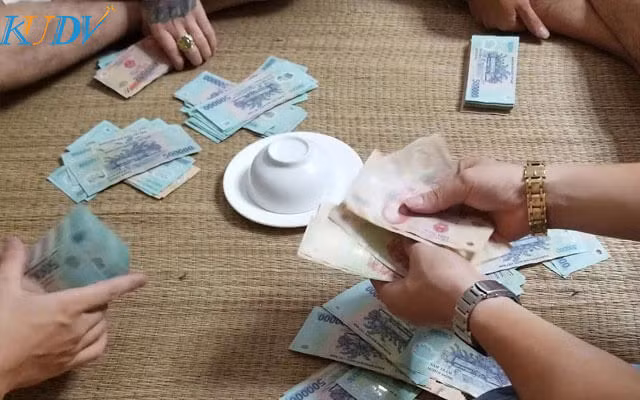 Cờ bạc là "bác thằng bần". Tuyên bán hết tài sản. Tuyên cắm xe máy đang đi. Tuyên lừa mẹ bán cả đôi bông tai – của hồi môn duy nhất của mẹ. Lợn mẹ nuôi chưa kịp xuất chuồng, Tuyên cũng bán. Uất ức, khổ đau, bất lực, mẹ gào lên: "Cả đời tôi ăn ở hiền lành. Sao tôi lại đẻ ra ma, ra quỷ thế này hả giời?". Cho đến một đêm, mẹ quỳ trước mặt Tuyên, van xin: "Tuyên ơi! Bố mẹ đẻ cố mãi mới được mày. Mày cứ ăn chơi đàng điếm, cờ bạc rượu chè, đánh đấm gây thù chuốc oán thế này, sớm muộn gì mày cũng bị người ta giết chết thôi. Cái nhà này thành tuyệt tự. Thôi! Mày không thương mẹ thì thương lấy bố mày. Chịu khó lấy vợ đẻ con để còn duy trì nòi giống". (Ảnh minh hoạ) 