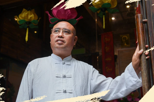 Có thể nói, cuộc gặp gỡ với Hòa thượng Thích Thông Lạc là bước ngoặt lớn nhất trong đời Tuyên. Giống như người bao năm đi trong khu rừng mù mịt sương giăng không biết đường đi lối về, nay, mặt trời lên xua tan màn sương dày đặc, anh nhìn mọi sự, mọi vật rõ hơn. Nhờ tu tập, anh hiểu, một trong những thứ quan trọng nhất mà anh cần tích lũy, bồi đắp hàng ngày, đó là trí tuệ, tuệ giác. Bởi có trí tuệ sáng suốt, anh sẽ không có những định kiến, tà kiến, không có những hành động, lời nói, quyết định sai lầm. Từ cổ chí kim, biết bao bi kịch lớn nhỏ xảy ra chỉ vì chúng ta không có trí tuệ sáng suốt, bị màn vô minh che lấp. (Ảnh: Tổ Quốc)