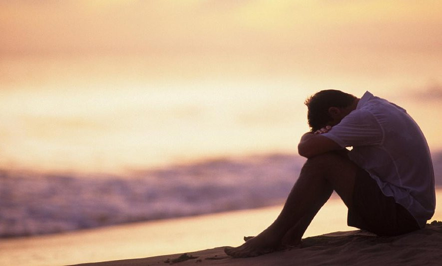 Tuyên bỗng bật khóc nức nở. Khóc như mưa như gió. Một nỗi buồn thương, ân hận, dày vò, cắn xé trào dâng trong lòng. Trời ơi! Tuyên đã làm mẹ cả đời đau khổ. Cả một đời mẹ chỉ lo âu, sợ hãi, buồn đau, khóc lóc, không có lấy một ngày hạnh phúc, vui sướng. Không! Tuyên không thể trượt mãi theo cái dốc của sự ăn chơi sa đọa. Tuyên phải làm lại cuộc đời để chuộc tội với mẹ. (Ảnh minh hoạ)