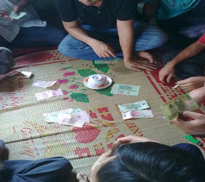 Ai cũng khiếp sợ Tuyên đến độ nhìn thấy Tuyên từ xa là tránh. Một dạo chị chủ quán, hễ thấy Tuyên bước vào là chắp tay lạy: "Con lạy bố! Bố đi quán khác cho con nhờ". Chỉ một thời gian ngắn, Tuyên trở nên khét tiếng khắp vùng. Tuyên mê đánh đấm. Tuyên thích uống rượu. Và Tuyên nghiện đánh xóc đĩa lúc nào không hay. Tối nào Tuyên cũng đi chơi. Nửa đêm gần sáng mới về. Lần nào về cũng thấy mẹ ngồi đợi cửa. Lần nào bà cũng buông thõng một câu nửa giận hờn, trách móc, nửa uất ức, bất lực: "Sao anh không chơi thêm lúc nữa. Trời vẫn chưa sáng mà". Kệ. Tuyên chẳng thèm bận tâm. Anh leo lên giường ngủ. Hôm sau dậy, lại đi chơi tiếp. (Ảnh minh hoạ) 