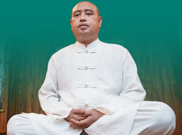 Tuyên cười bảo: "Mọi người thường nói có tâm lắm. Nhưng hỏi tâm là gì thì chẳng mấy người biết. Tuyên nghĩ, ai nói tôi sống có tâm chưa đủ. Tôi sống thiện tâm mới đủ. Tâm tốt thường nằm ẩn sâu bên trong con người, gặp tình huống đặc biệt nó mới phát ra. Ai cũng có cái tâm tốt, tâm xấu. Tuyên mong mọi người đến đây ăn uống, trò chuyện để đưa cái tâm ra bàn nhìn nhận. Tâm xấu thì mình diệt nó đi, tâm tốt thì phát triển nó lên. Bớt khổ đau chừng nào sẽ có thêm hạnh phúc chừng đó". (Ảnh: Tổ Quốc)